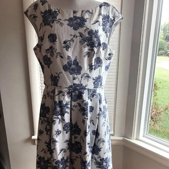 gal meets glam blue floral dress Blue Floral V-Neck Ruffle Maxi Dress